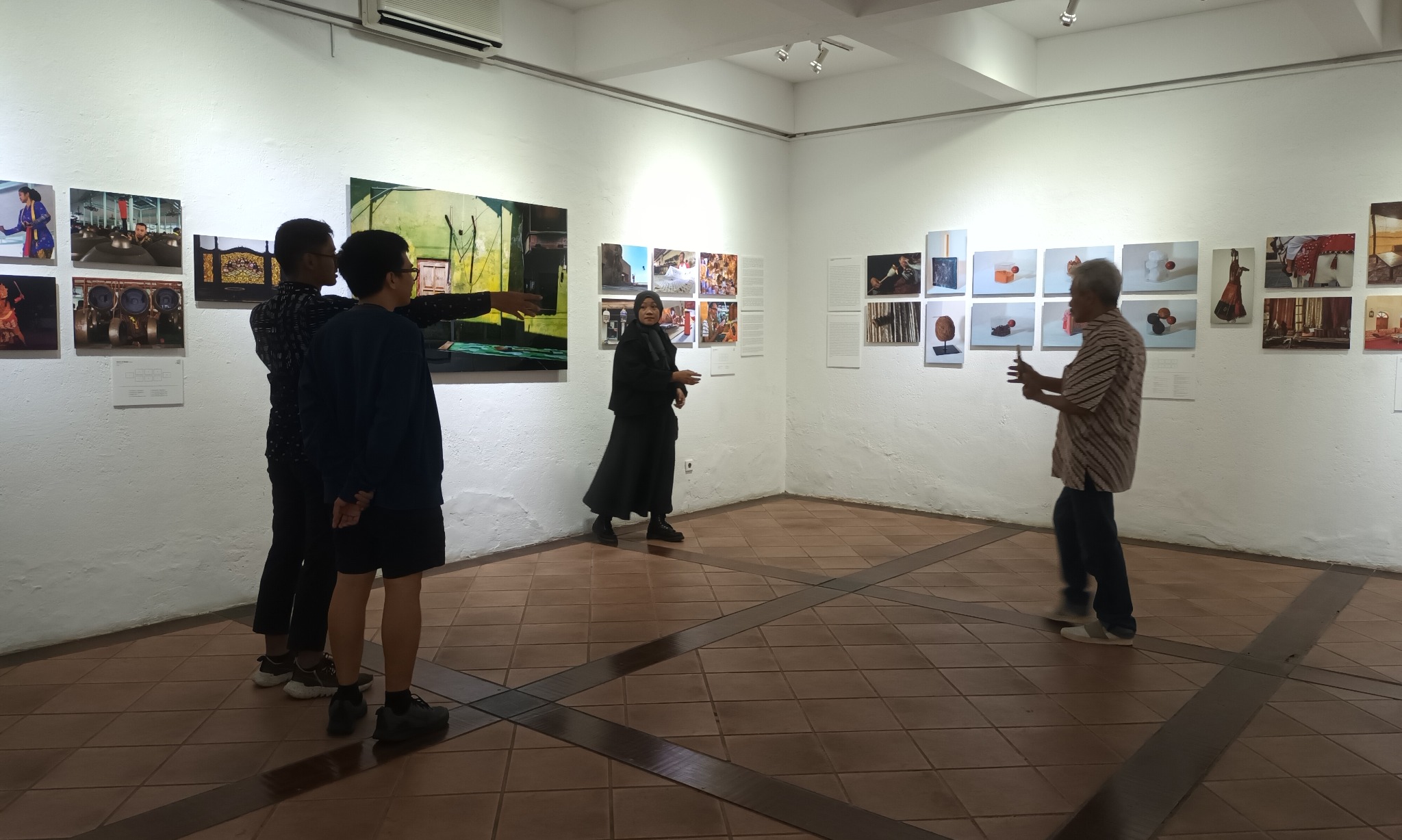 Merekam Dua Negara Dalam “Capturing Echoes: A Photographic Journey”