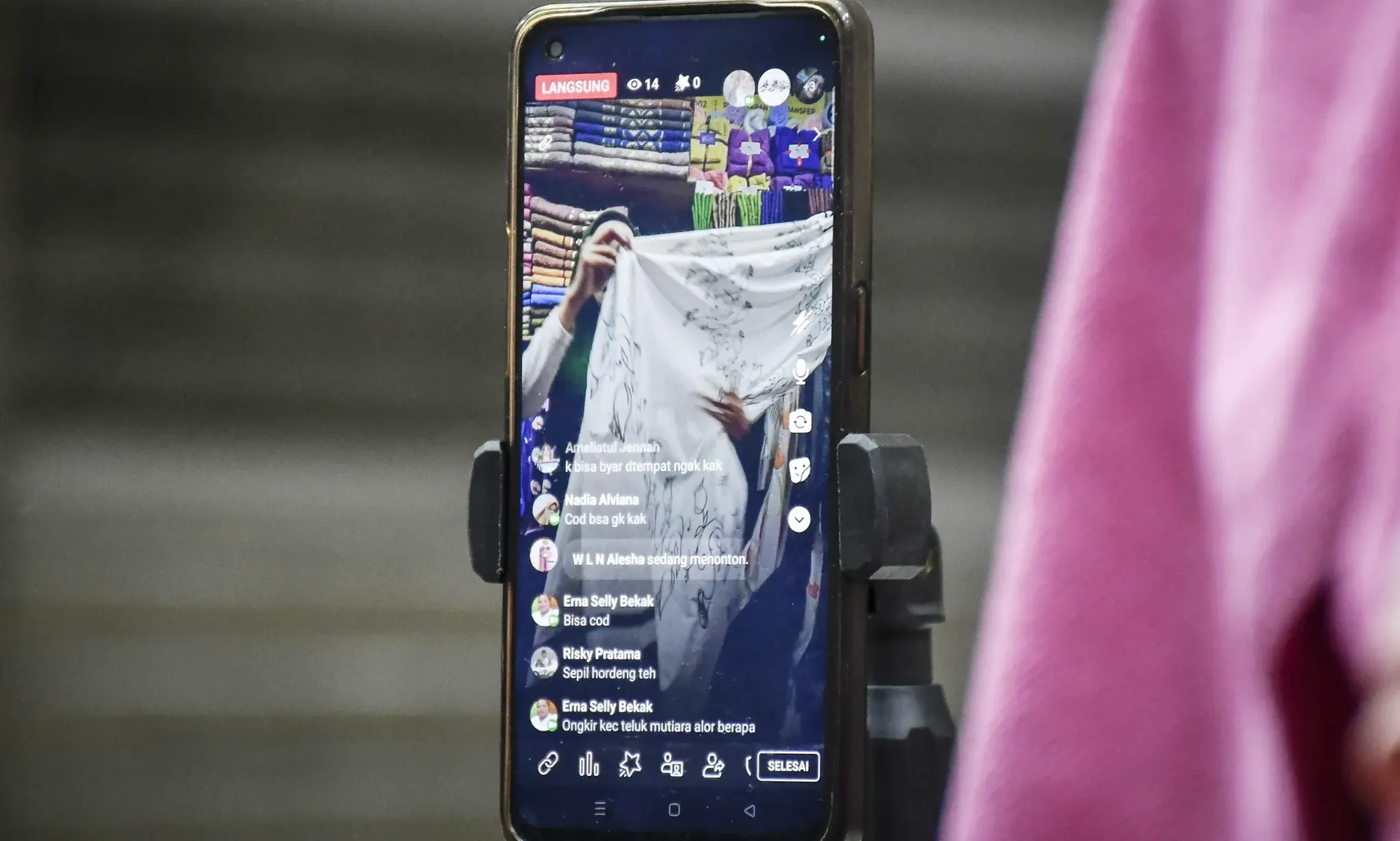 Check Out Barang Masih di TikTok: Uji Coba Sembari Cari Cuan?