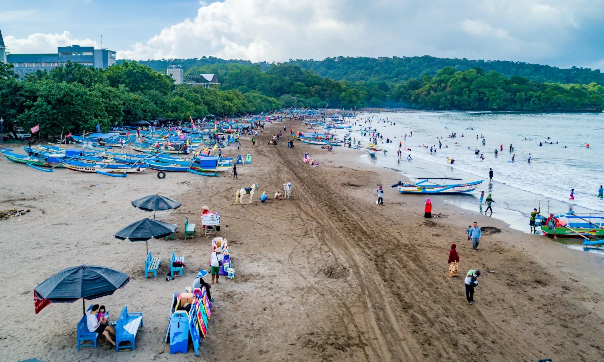 Usai Gempa, Warga Kembali Berwisata Di Pangandaran