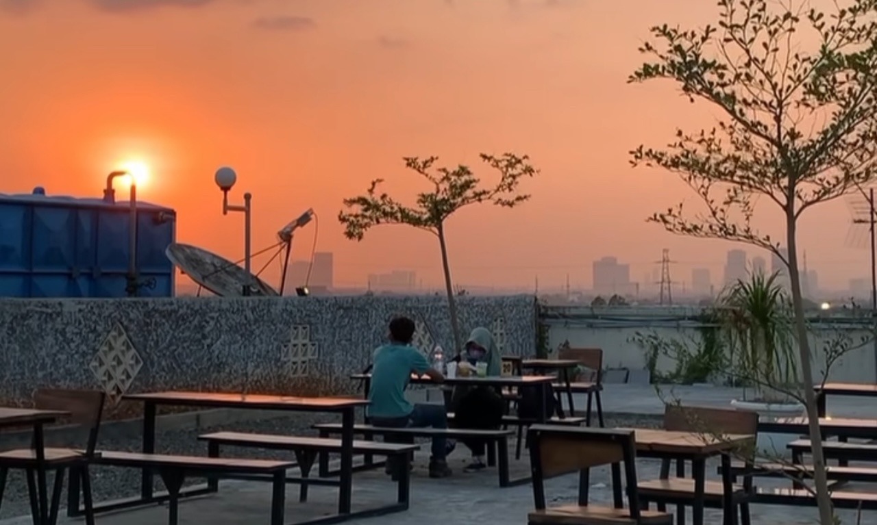 Nikmatnya Seruput Kopi Dengan Lanskap Langit Ciledug