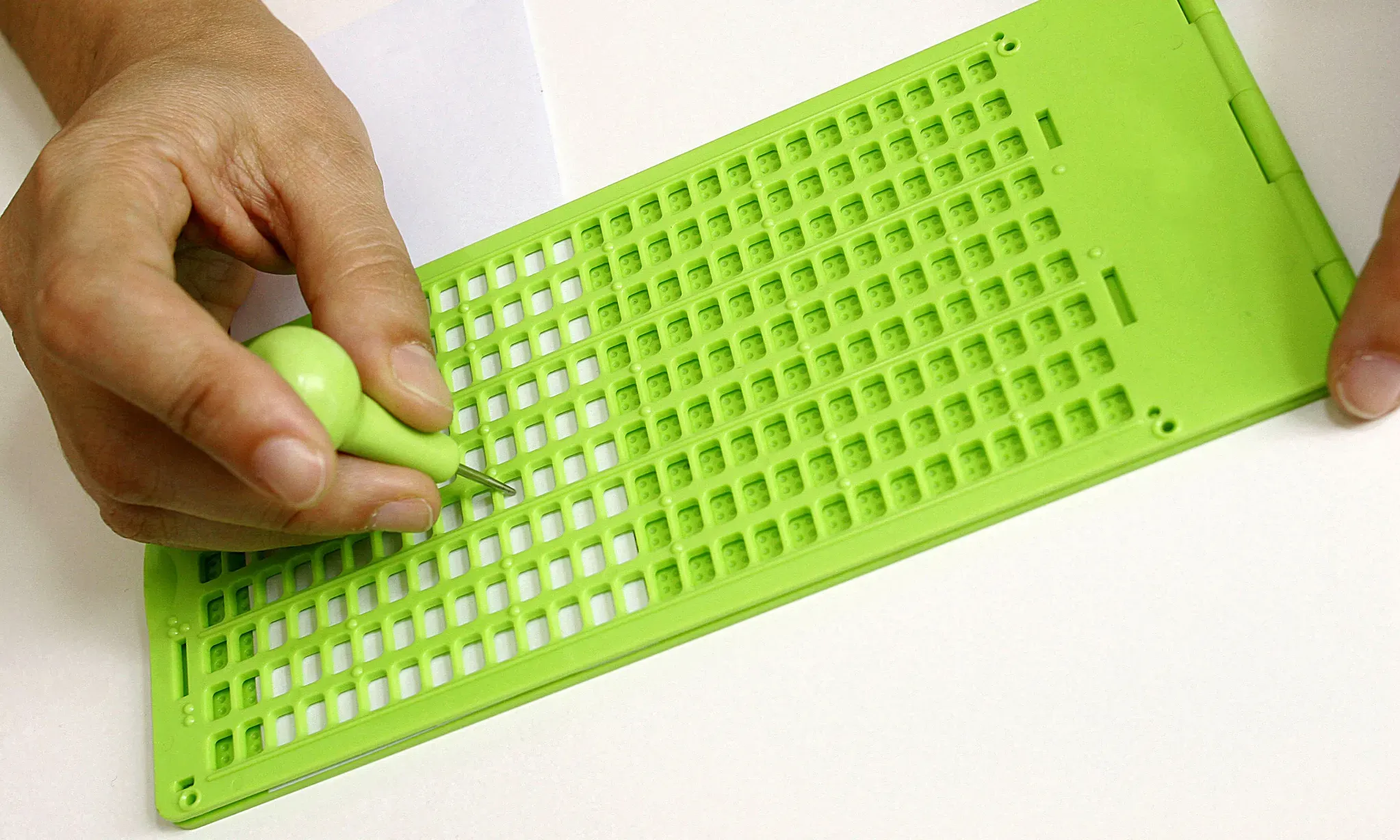 Mengenal Alat Tulis Braille