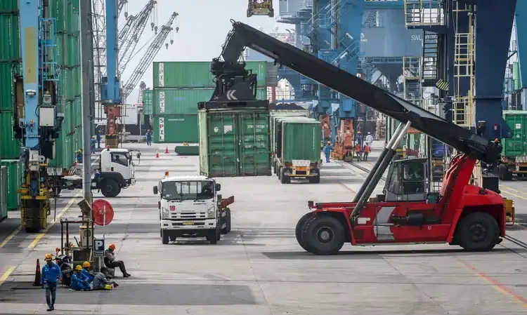 Tutup 2023, Surplus Neraca Perdagangan Diproyeksi Di Bawah 2022