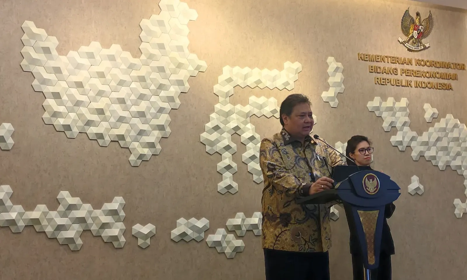 Atasi Perlambatan Konsumsi Masyarakat, Airlangga: Harus Ada Kepastian