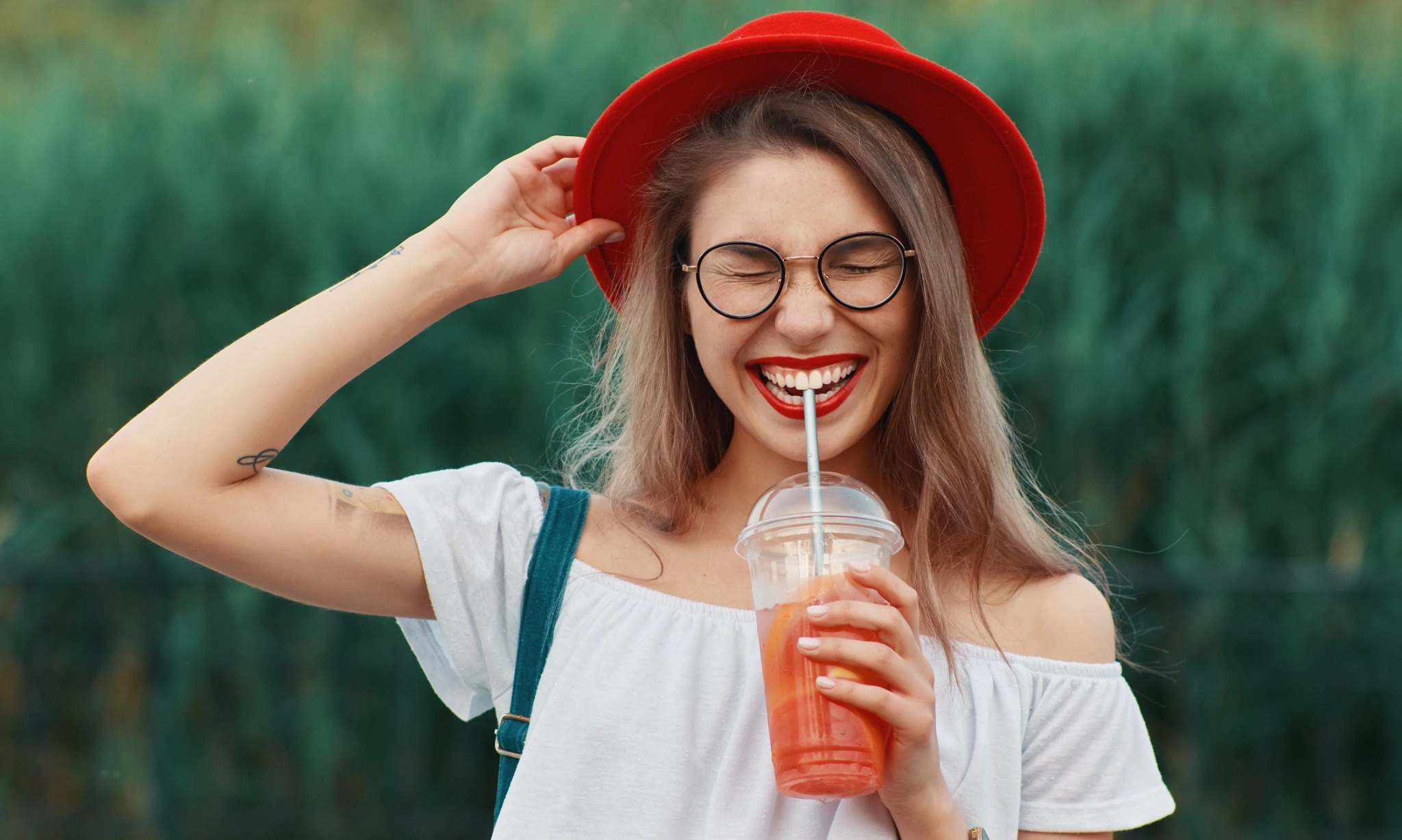 Benarkah Minum Dengan Sedotan Bisa Sebabkan Penuaan Dini?