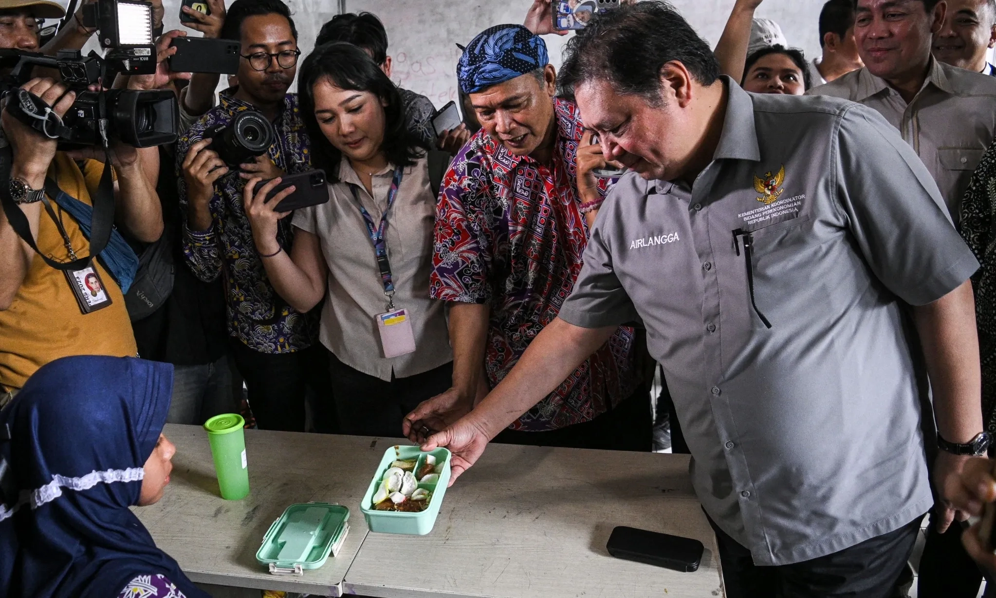 Otak-atik Sumber Dana Makan Siang Gratis Siswa 2025