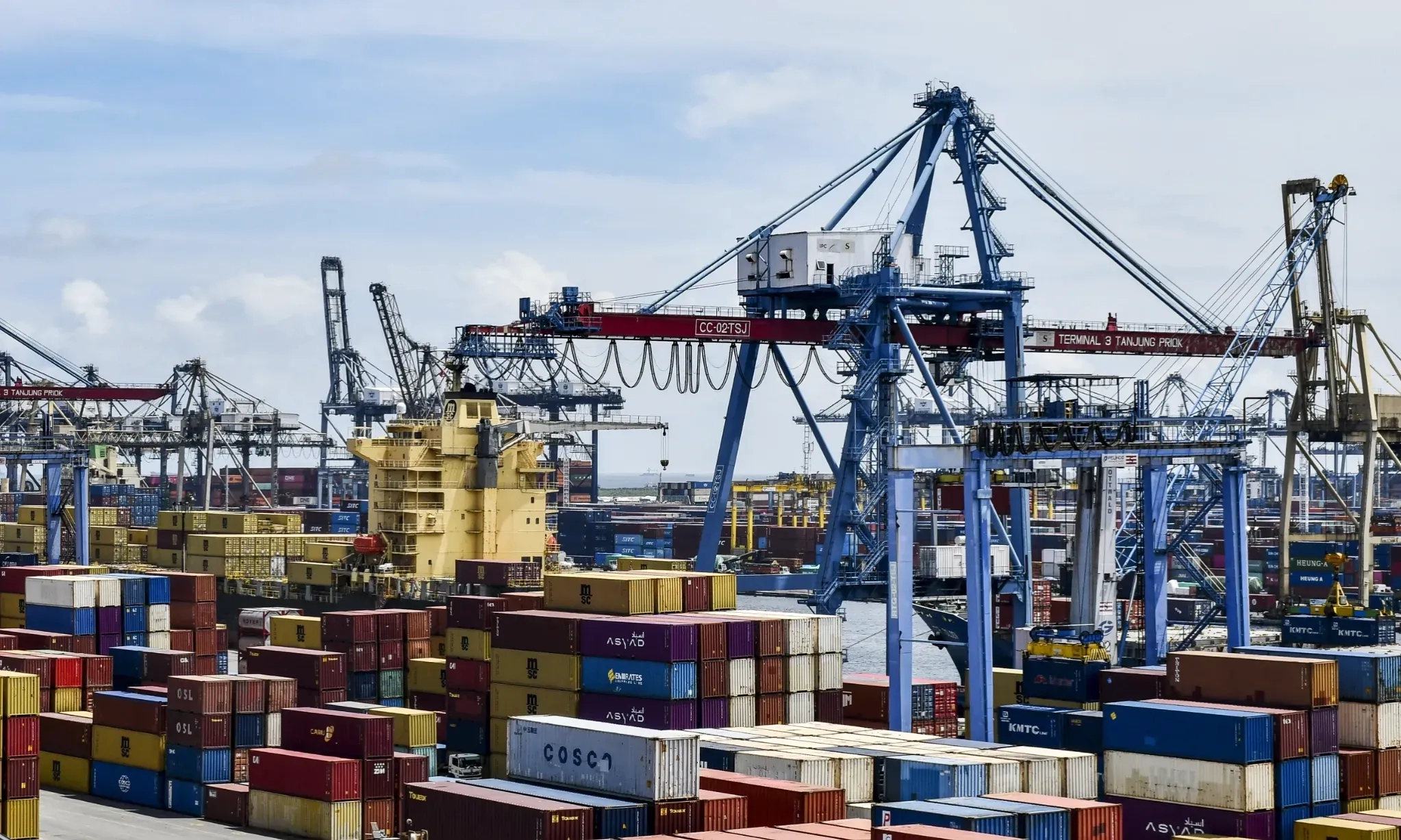 Neraca Dagang RI Surplus US$0,87 Miliar pada Februari 2024