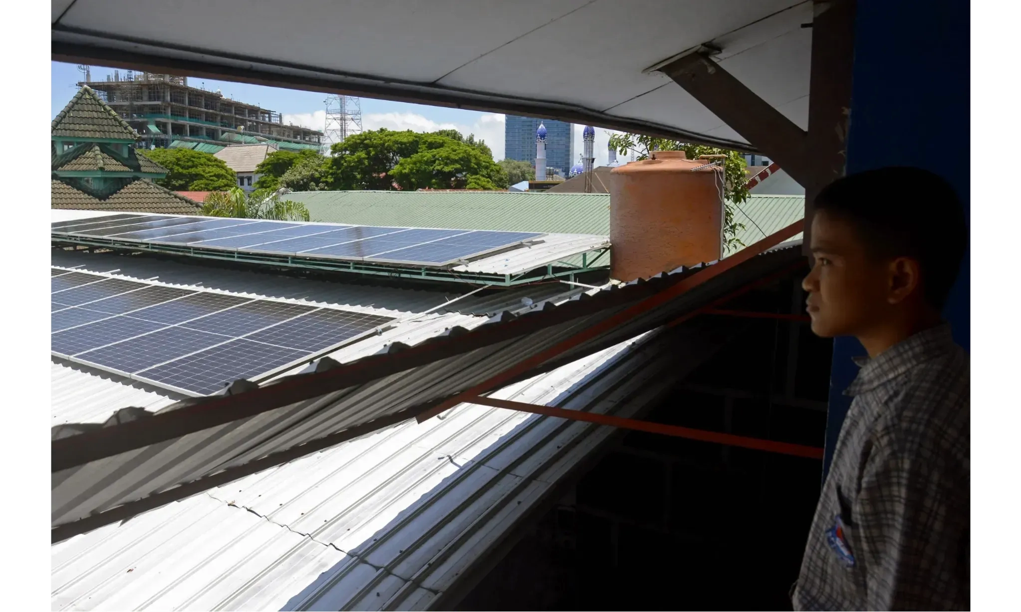 <p>Gamang Menatap PLTS Atap</p>