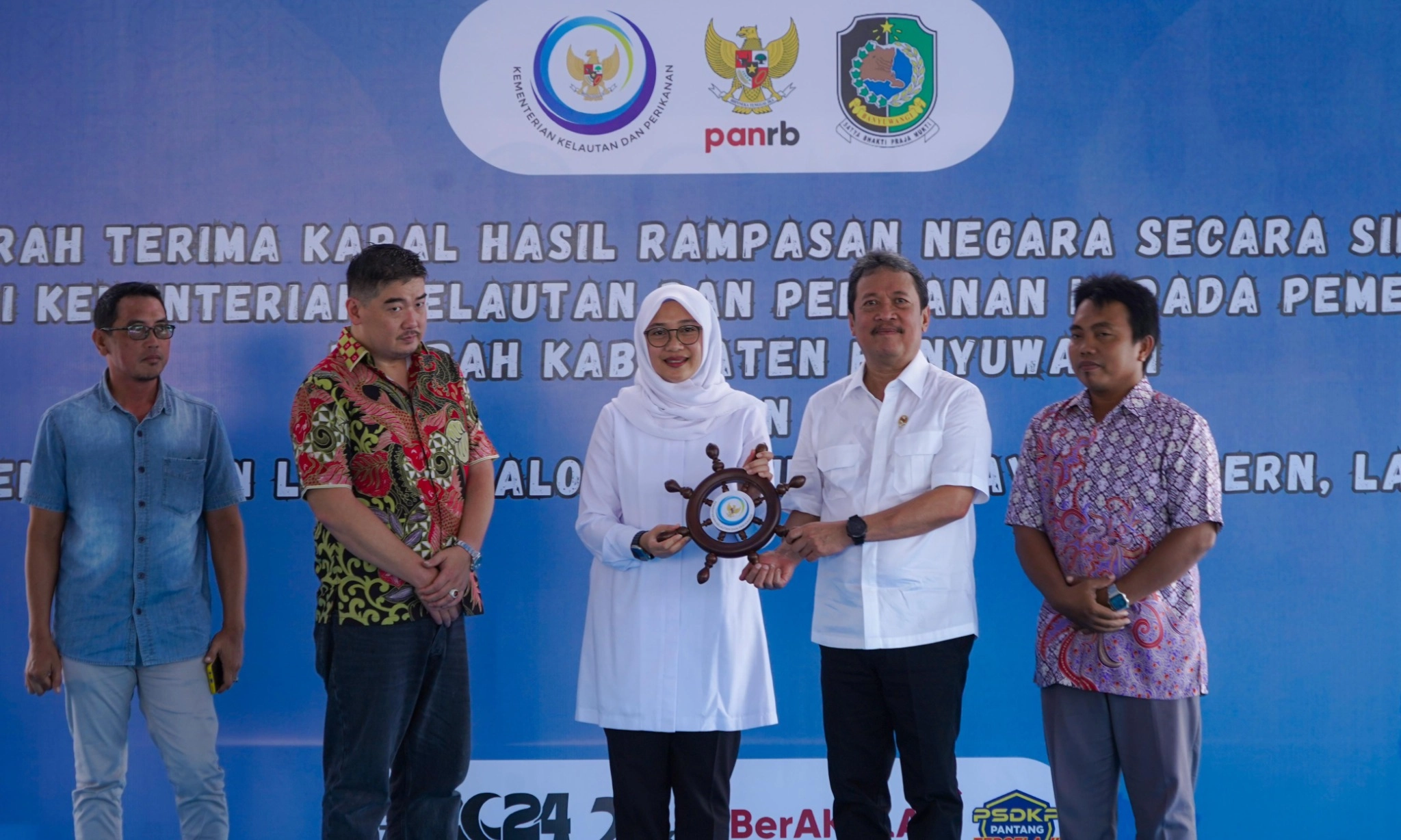 KKP Serahkan Kapal Rampasan ke Nelayan