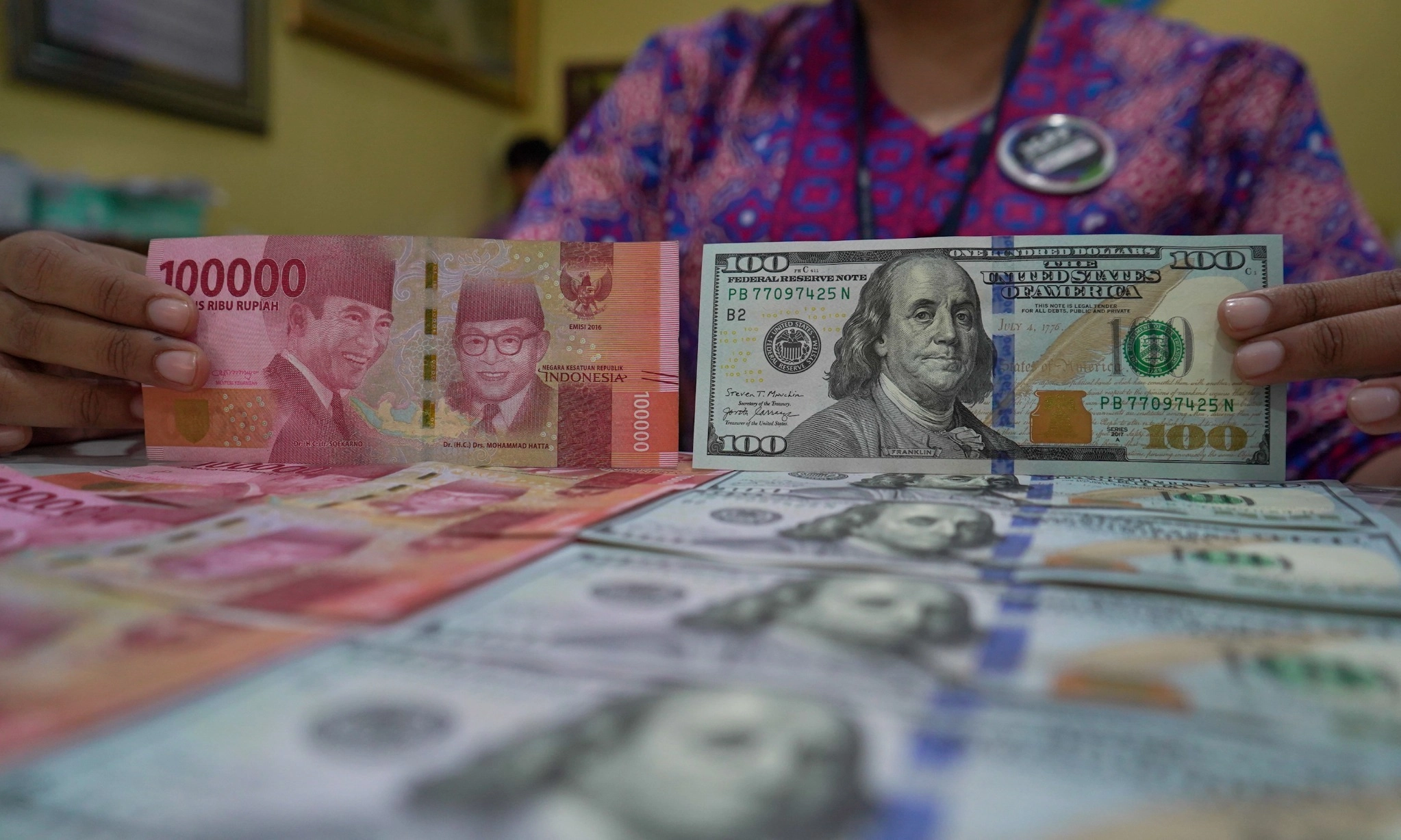 Aksi Profit Taking Jelang Lebaran, Bikin Rupiah Menuju Rp16.000