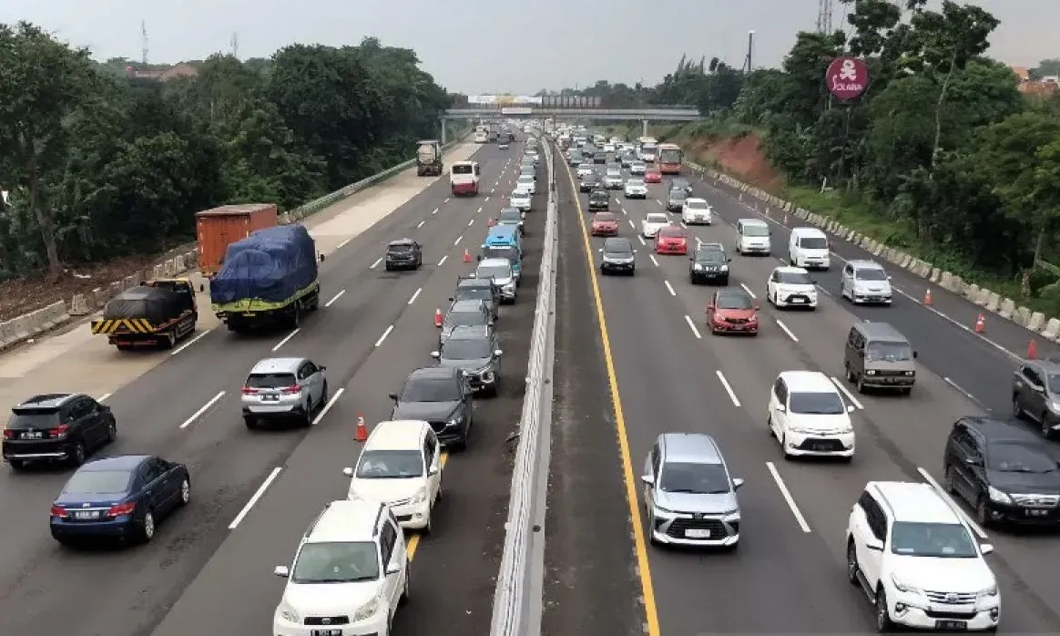 <p>Kecelakaan Di Tol Japek KM 58 Tertangani, <em>Contraflow&nbsp;</em>Kembali Berjalan</p>