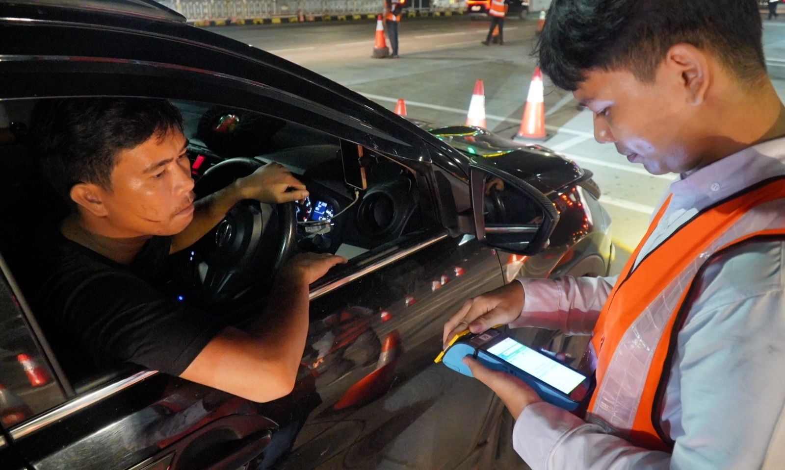 <p id="isPasted">Waduh, 16.000 Unit Kendaraan Kurang Saldo E-Toll Saat Arus Mudik</p>