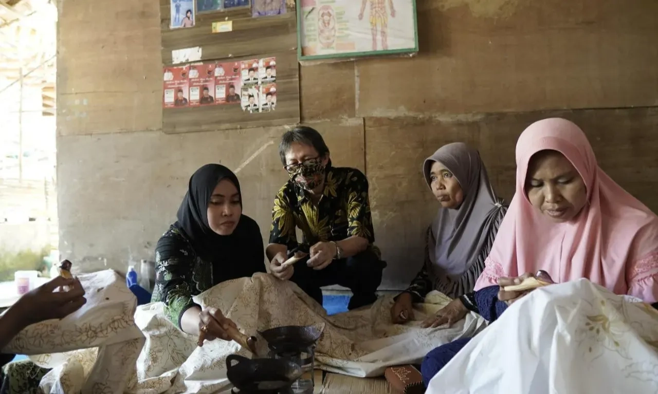 <p>Pacu Ekspor Batik Aromaterapi, LPEI Beri Pelatihan 139 Perajin Perempuan </p>