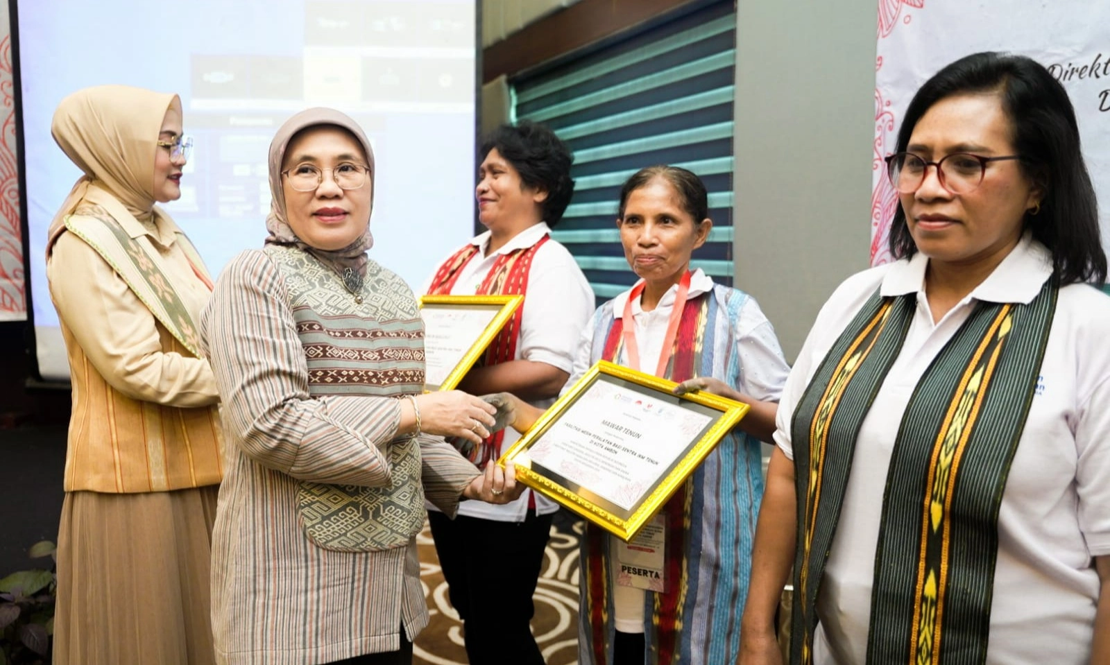 <p>Pacu IKM Tenun di Ambon, Kemenperin Beri Asistensi dan Mesin Produksi </p>