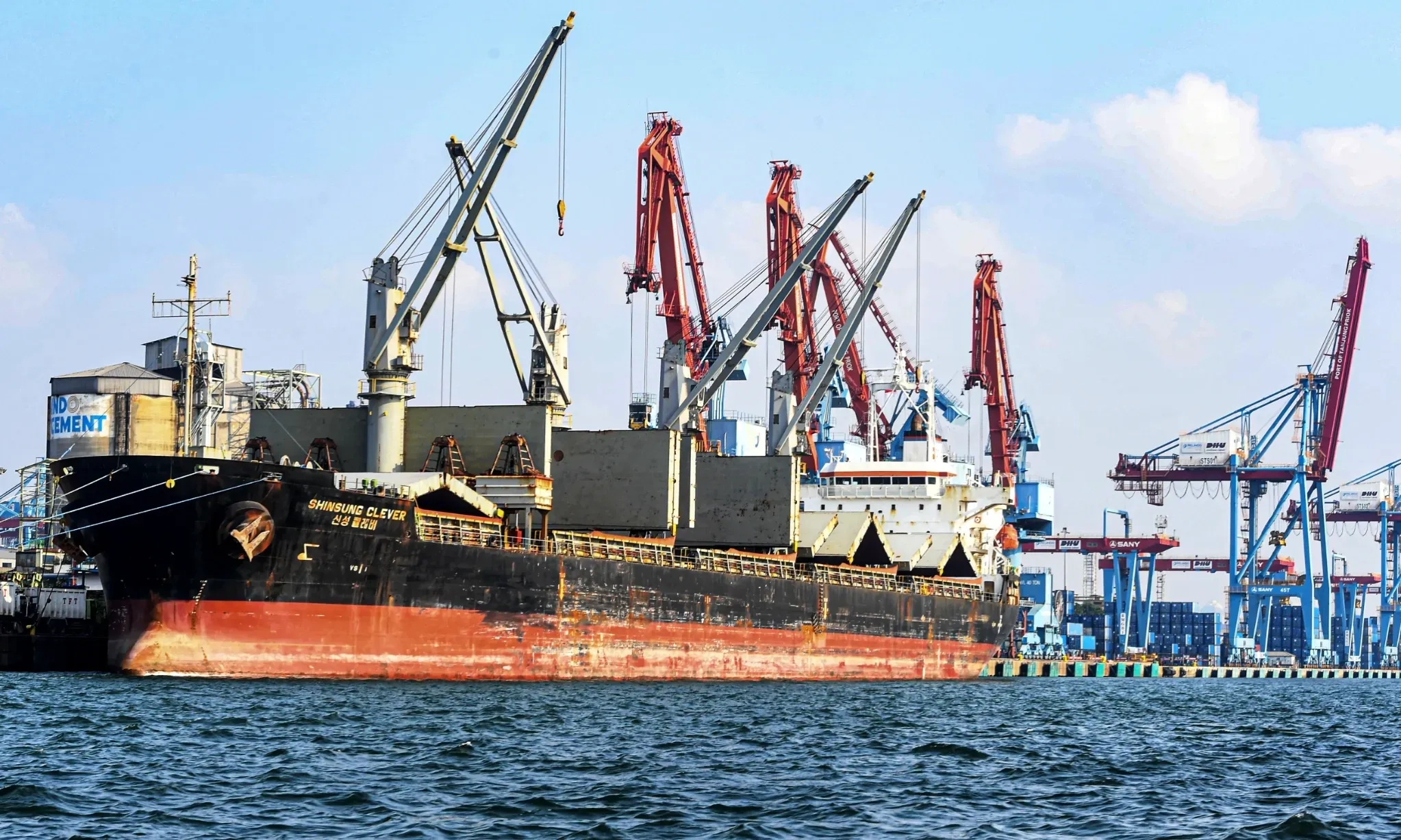 <p id="isPasted">BPS dan Ekonom Sepakat Perang Iran-Israel Tak Ganggu Perdagangan RI</p>