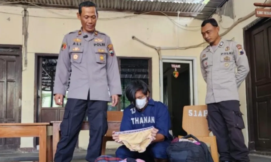 <p>Penjual Siomai Di Semarang Curi 675 Celana Dalam Perempuan</p>