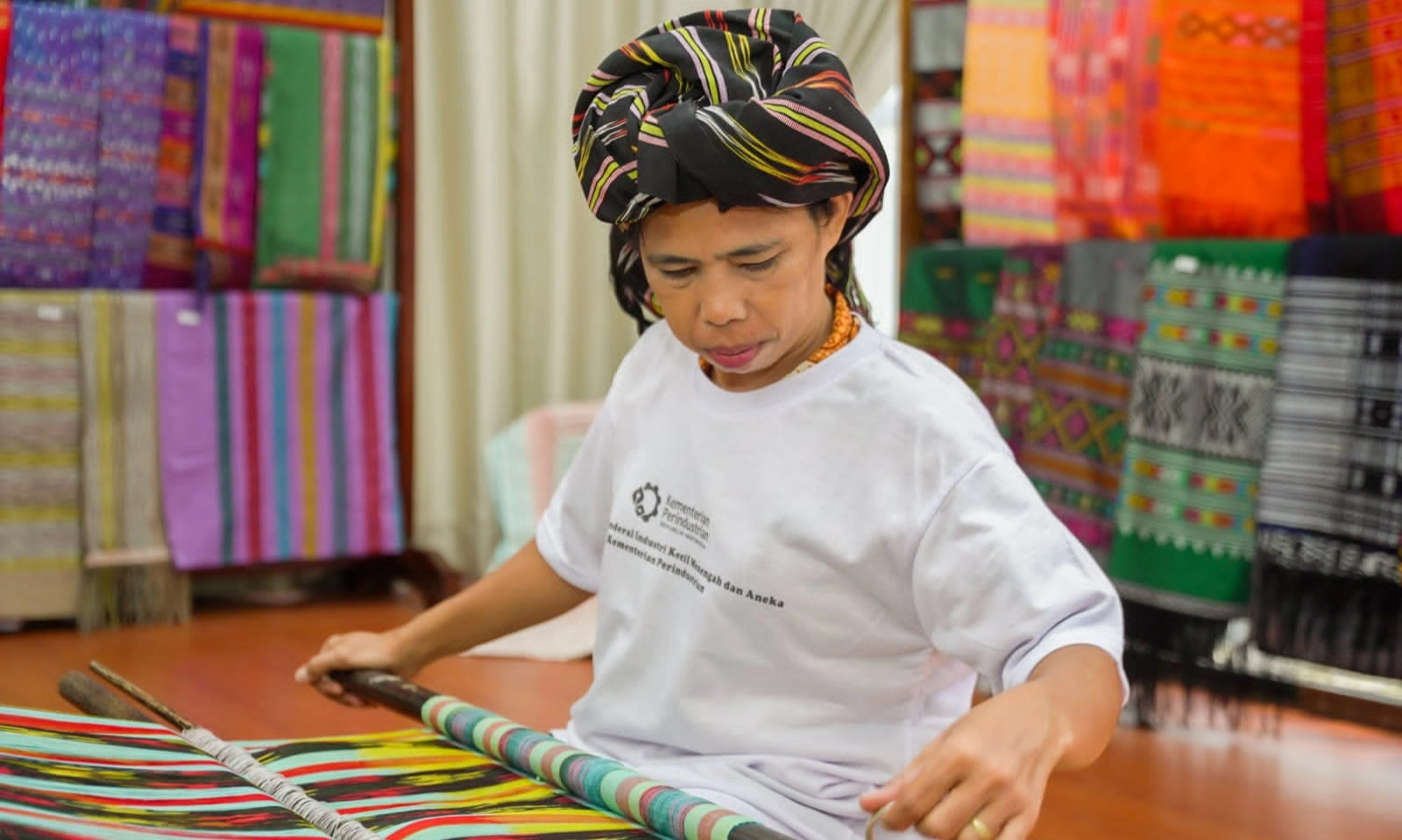 <p id="isPasted">Dorong Daya Saing IKM Tenun, Kemenperin-Dekranas Beri Pendampingan</p>