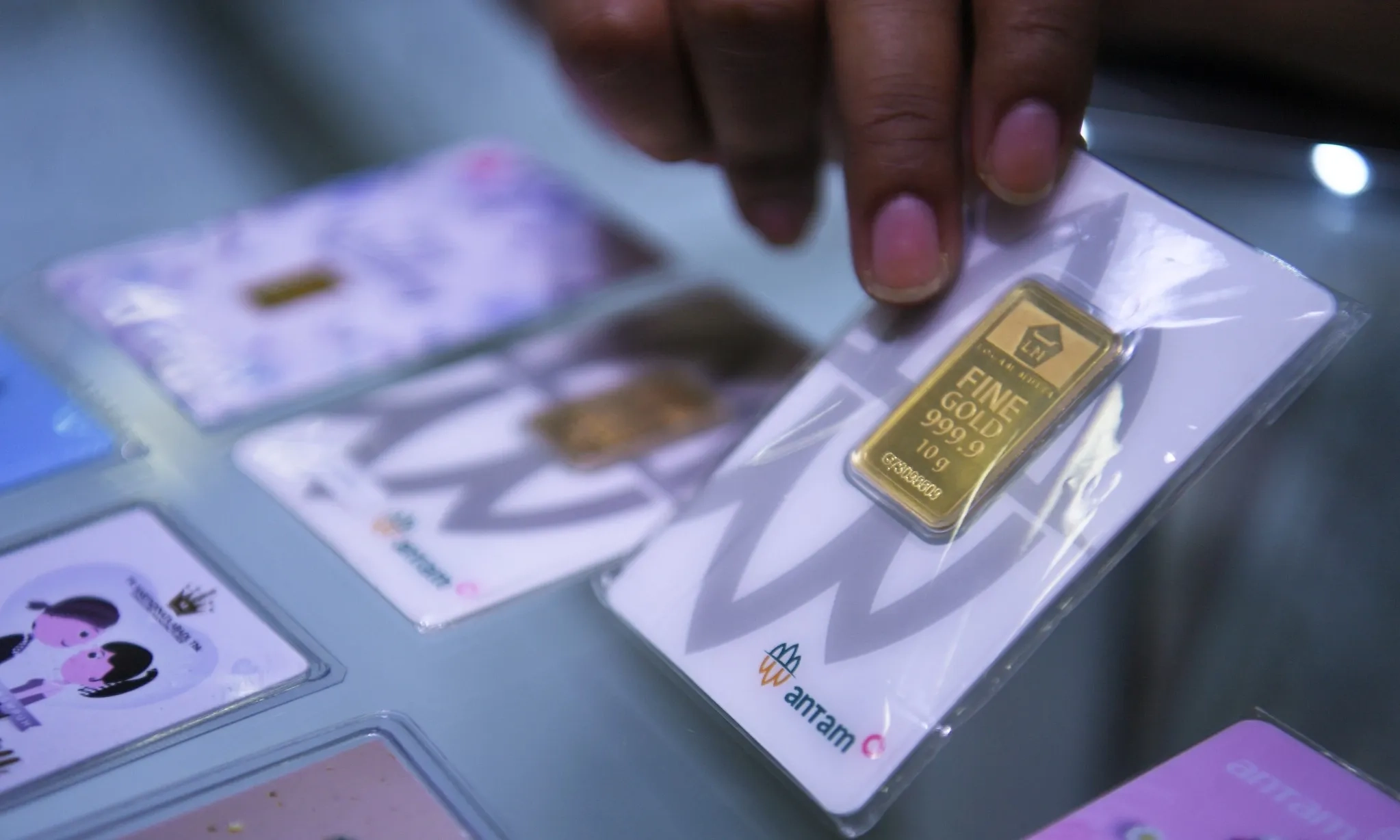 <p id="isPasted">Harga Emas Antam Hari Ini Melemah Rp9.000 Per Gram</p>