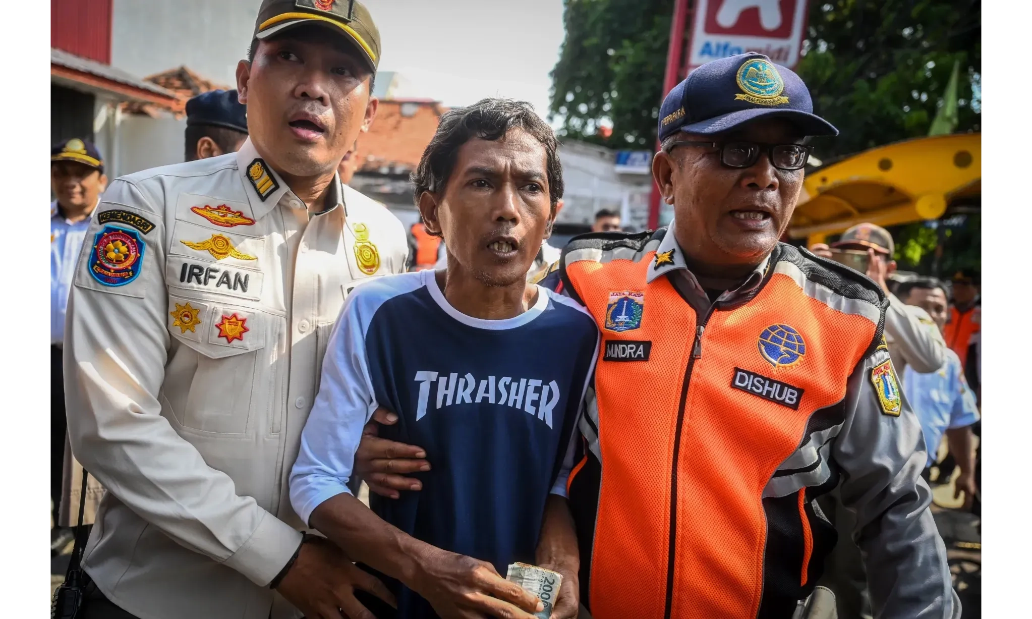 <p>Ratusan Juru Parkir Liar Di Minimarket Di Jakarta Ditindak</p>