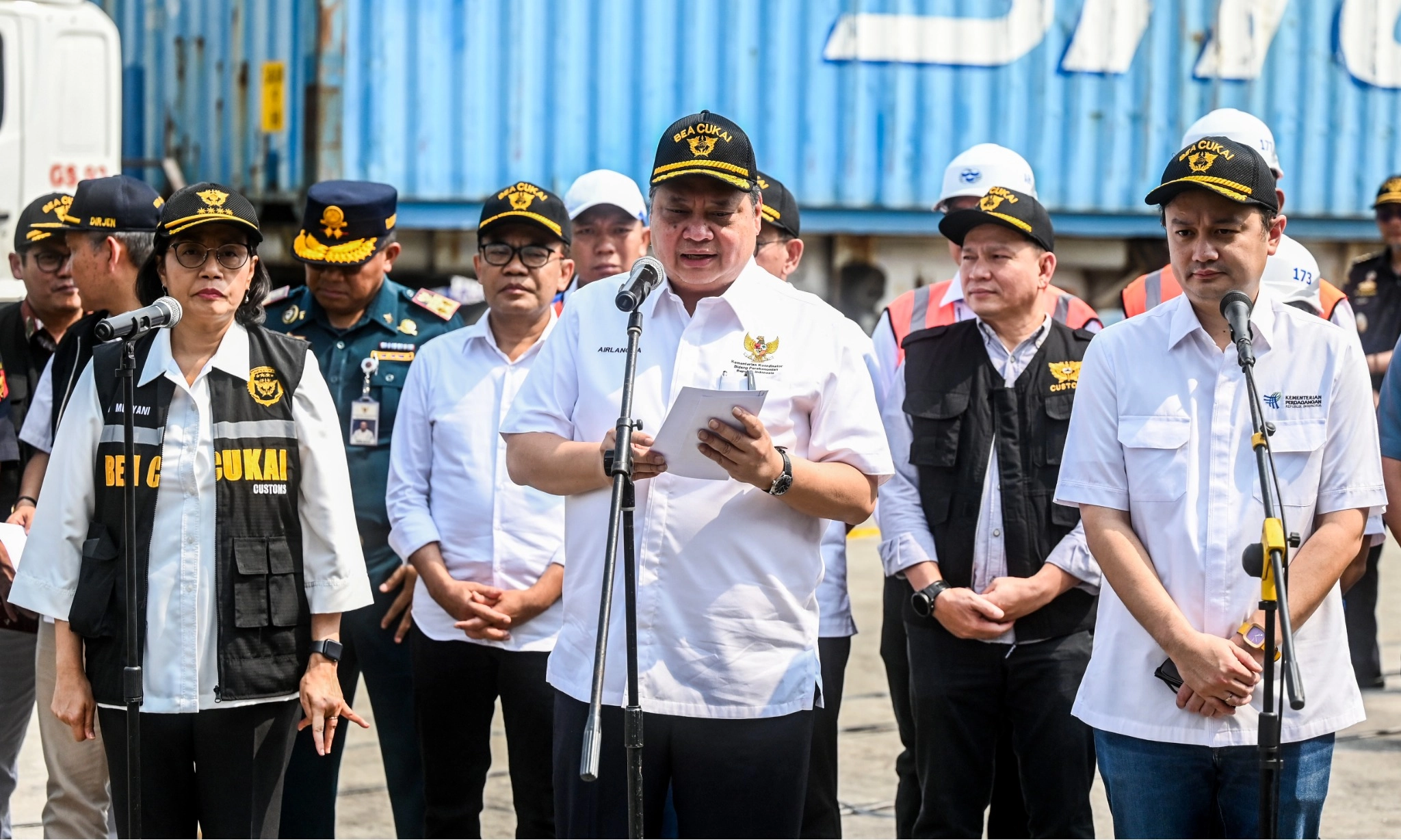 <p id="isPasted">Pemerintah Keluarkan 30 Kontainer Barang Impor Nyangkut Di Pelabuhan</p>