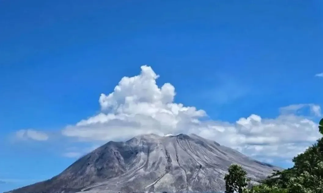 <p>PVMBG Turunkan Status Gunung Ruang Ke Waspada</p>