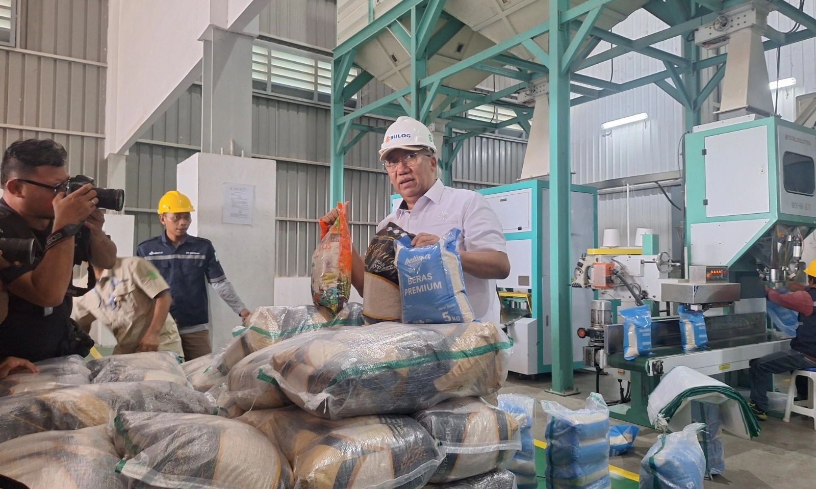 <p id="isPasted">Bulog Targetkan Serap Beras Hasil Musim Tanam I Capai 600 Ribu Ton</p>