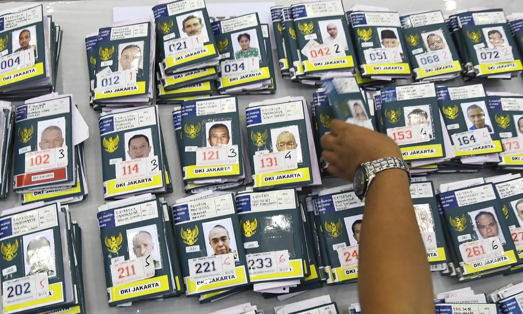 <p>Jemaah Haji Indonesia Mulai Diberangkatkan Ke Mekkah Untuk Umrah Wajib</p>