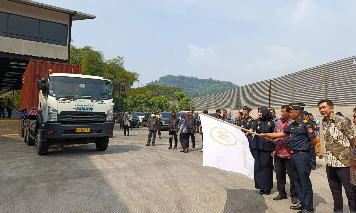 <p>Kemenperin Lepas Ekspor Tekstil Ke Dubai Senilai US$350 Ribu</p>