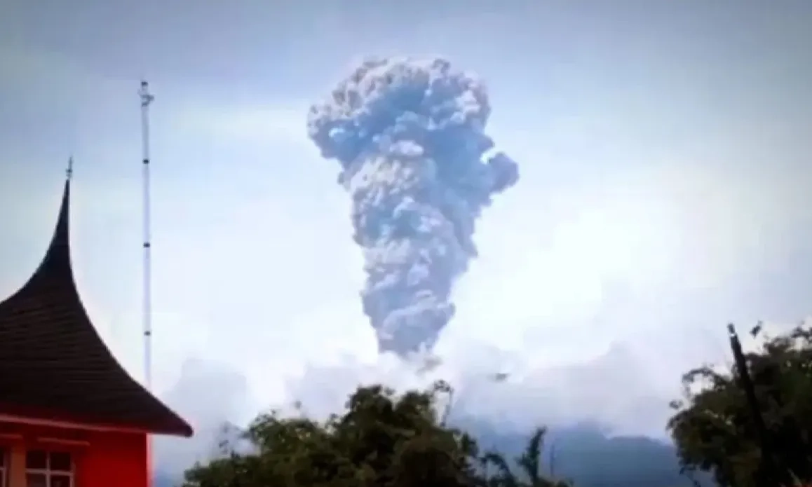 <p>Gunung Marapi Kini Berstatus Siaga</p>