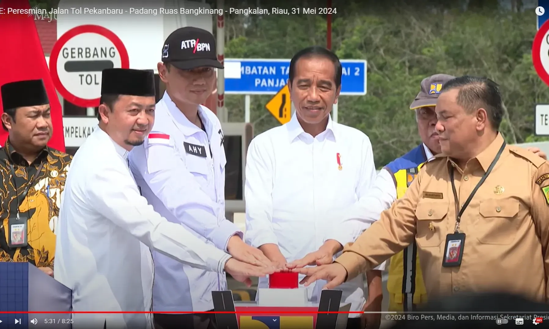 <p>Jokowi Resmikan Jalan Tol Pekanbaru-Padang Ruas Bangkinang-Pangkalan</p>