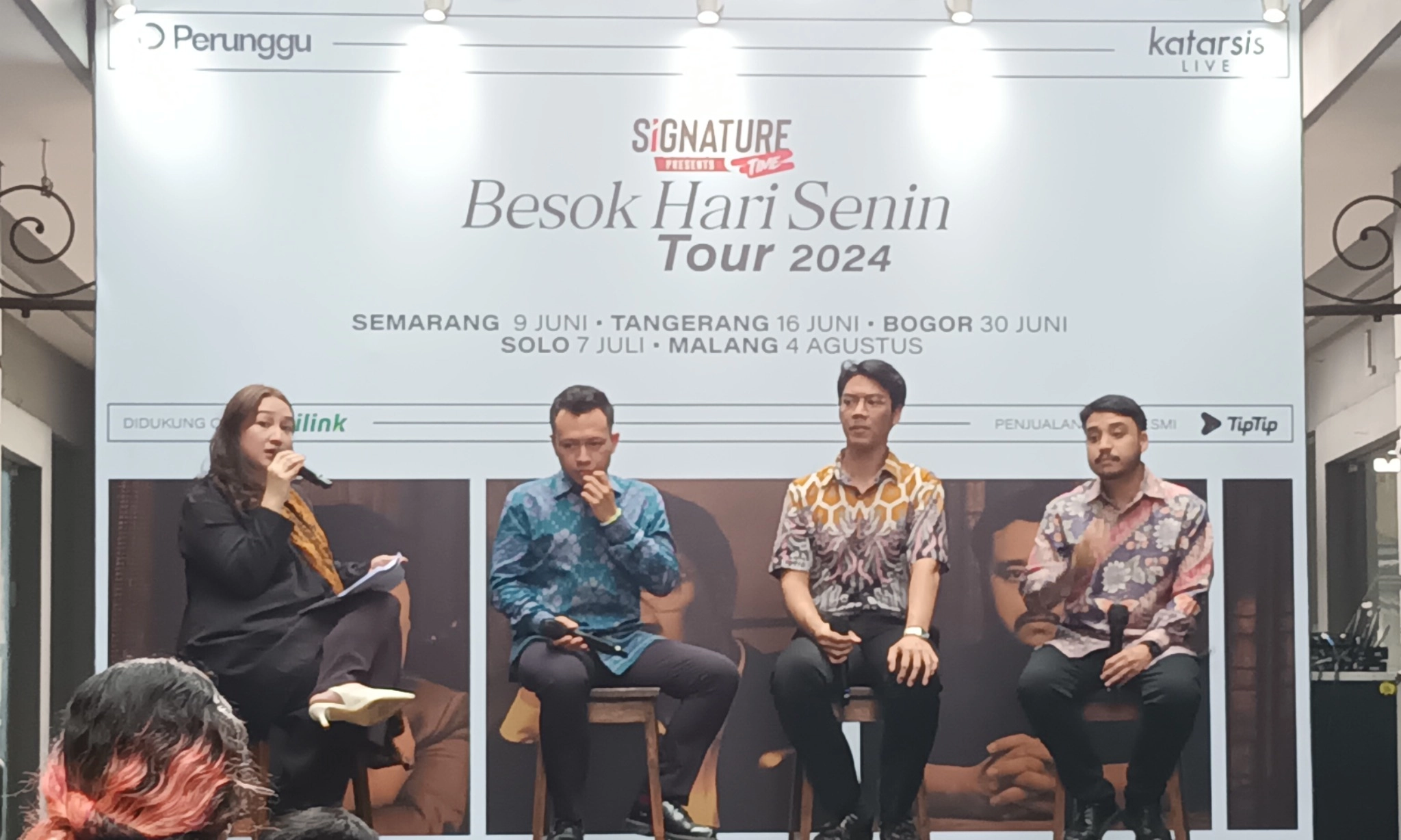 <p>Perunggu, Orang-Orang Kantor Yang Serius <em>Ngeband</em></p>