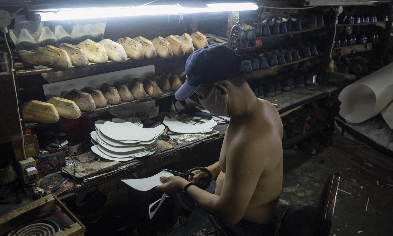 <p id="isPasted">Revisi Aturan Impor Permendag 8/2024 Bunuh Industri TPT dan Alas Kaki</p>