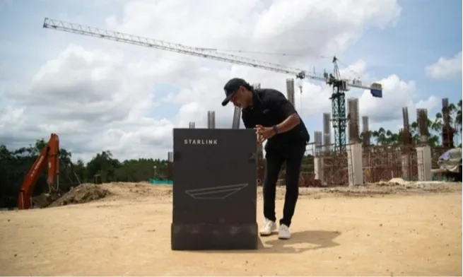 <p>Anggota DPR Cecar KPPU Soal Perizinan Usaha Starlink Di Indonesia</p>