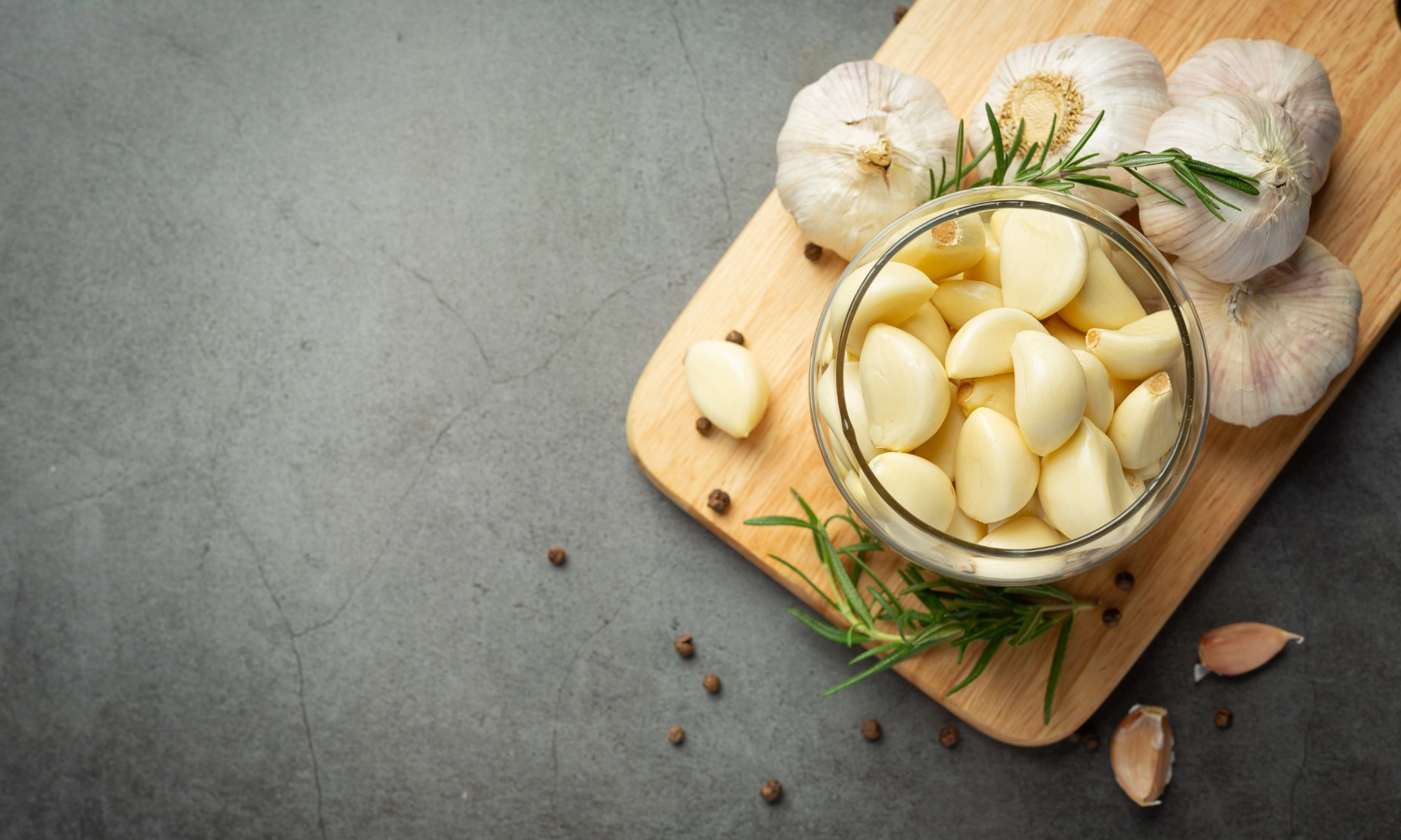 <p>Manfaat Konsumsi Bawang Putih Mentah</p>