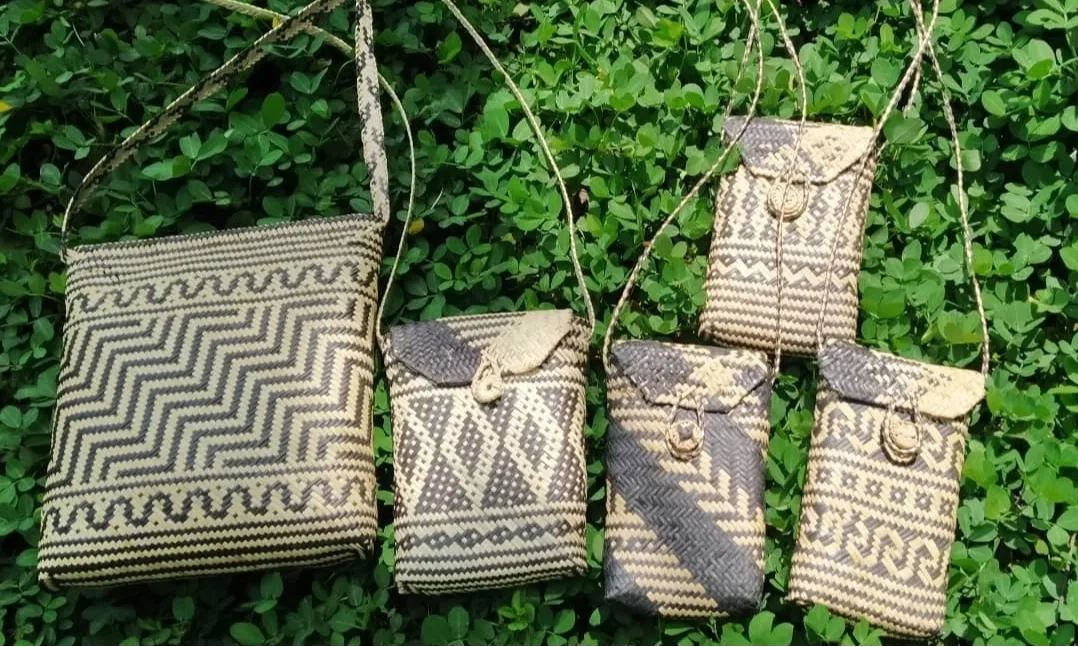 <p id="isPasted">Clarion Etnika, Bangga Menjaja Karya Seni Tanah Borneo</p>