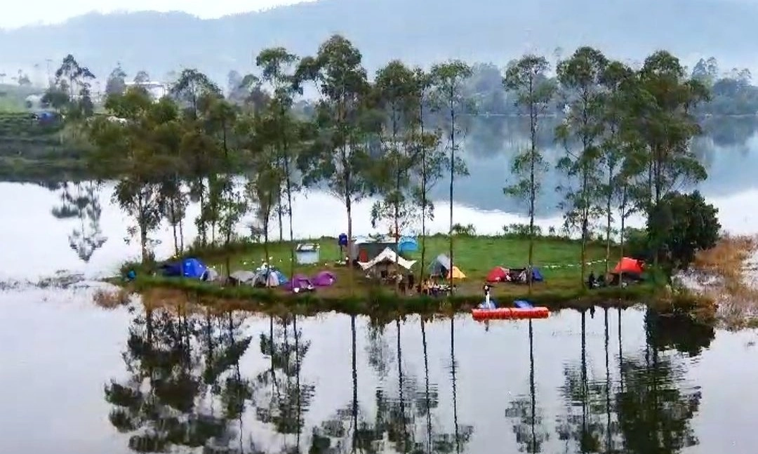 <p>Nusa Manona, Pulau Mini Spot Kamping Viral Di Pangalengan</p>