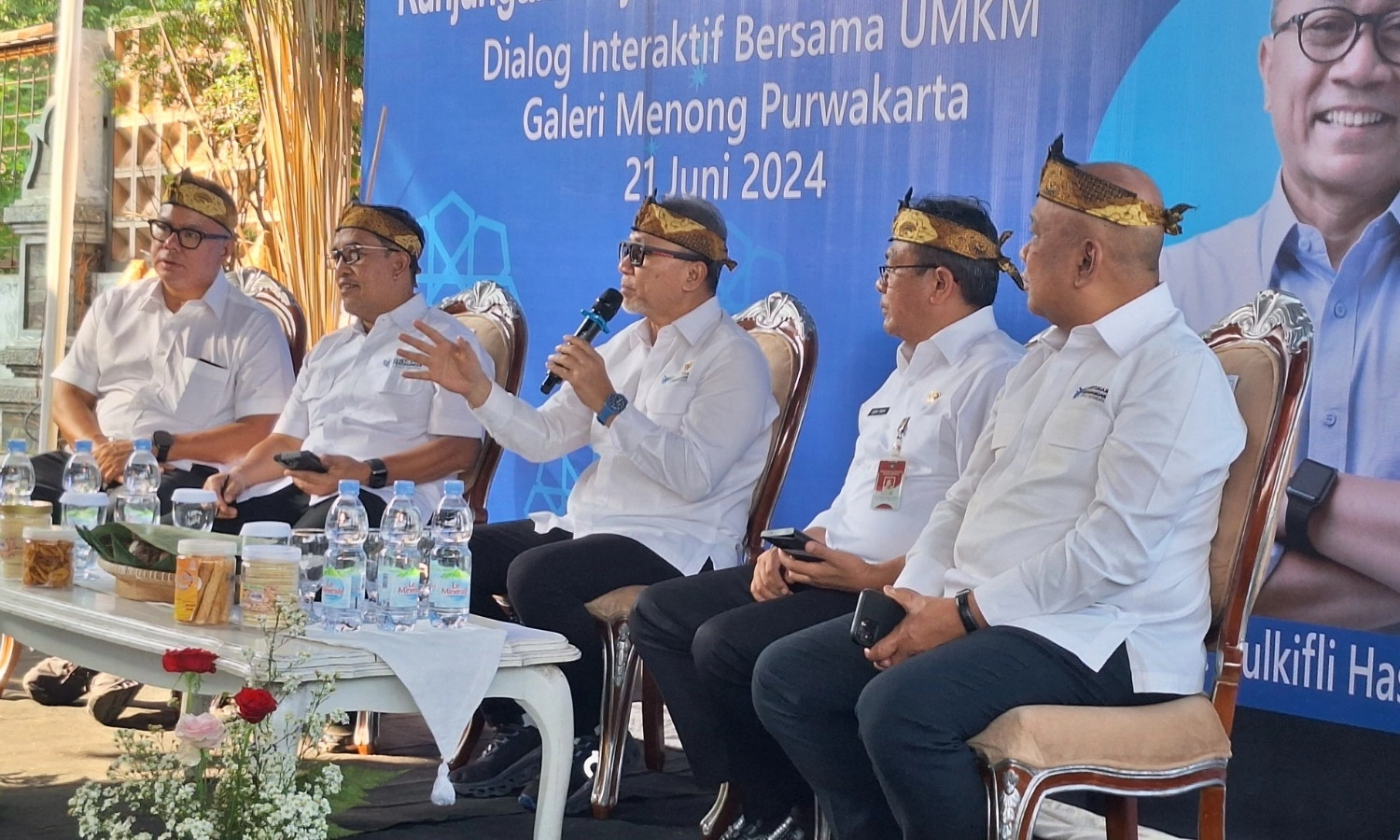 <p id="isPasted">Sampaikan Keluhan, Sejumlah UMKM Purwakarta Geruduk Mendag Zulhas</p>