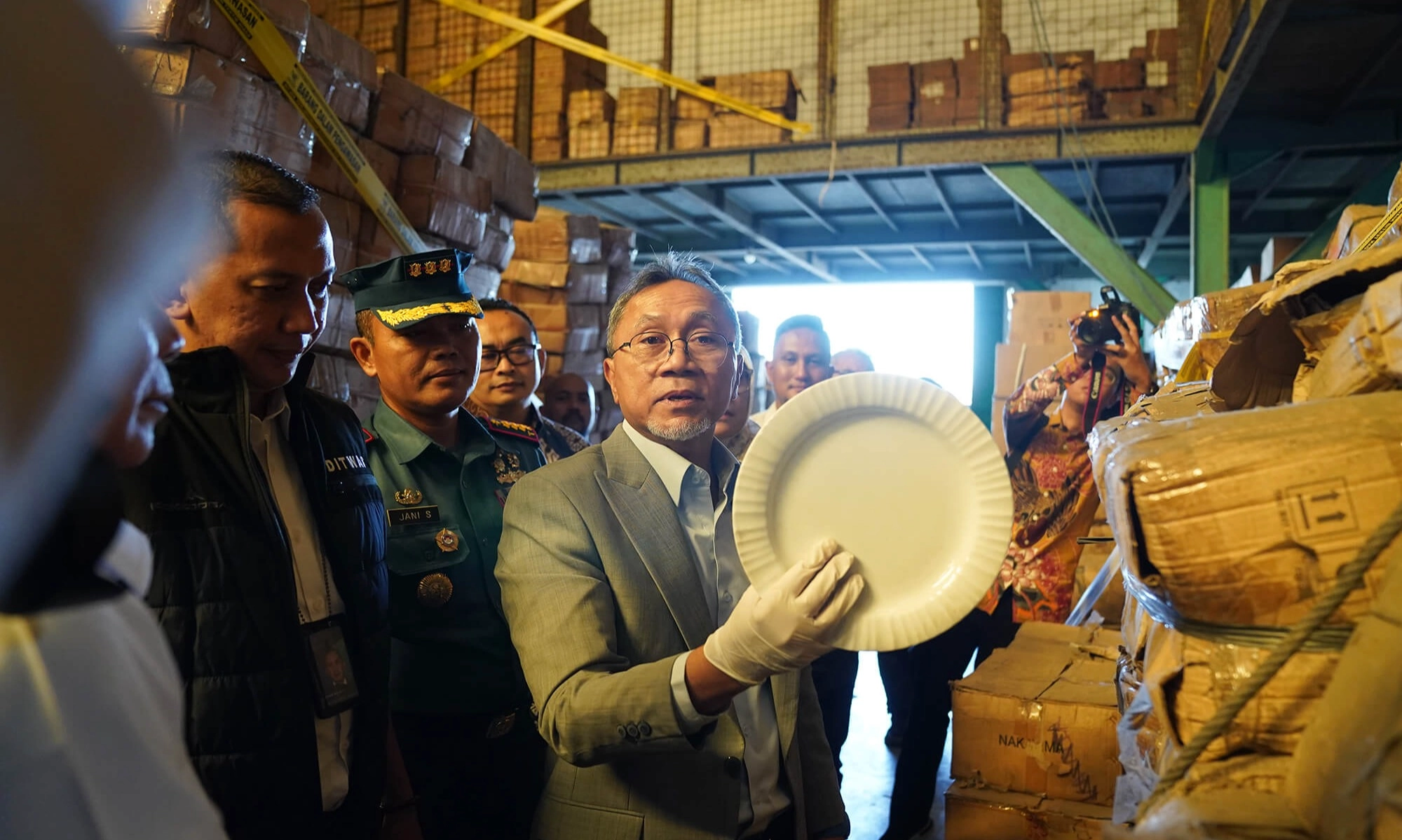 <p id="isPasted">Kemendag Musnahkan 4,57 Juta Keramik Tak Sesuai SNI</p>