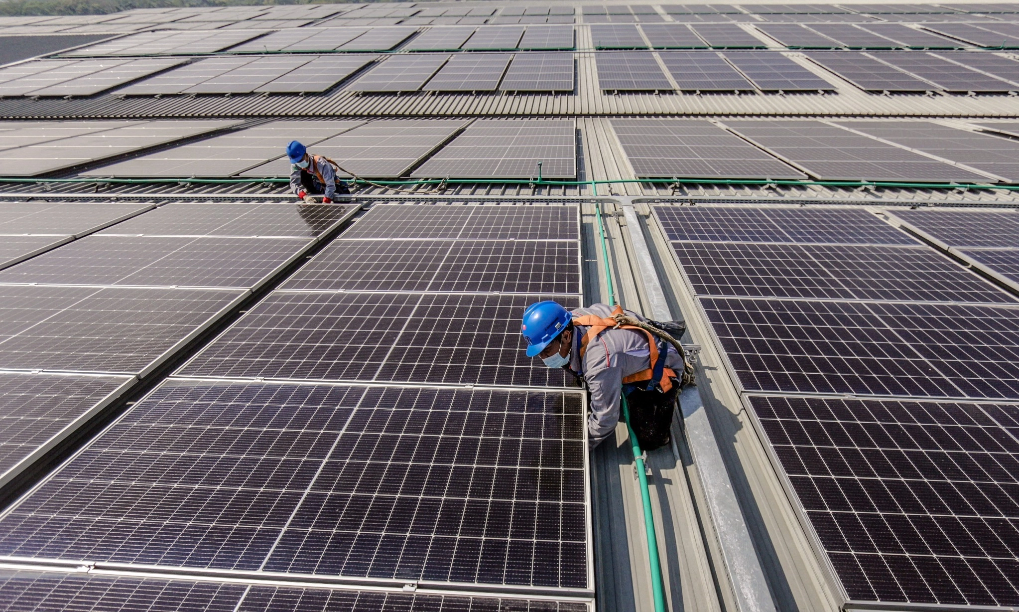 <p id="isPasted">Pemprov Jateng: 4,7% Industri Gunakan Energi Baru Terbarukan</p>