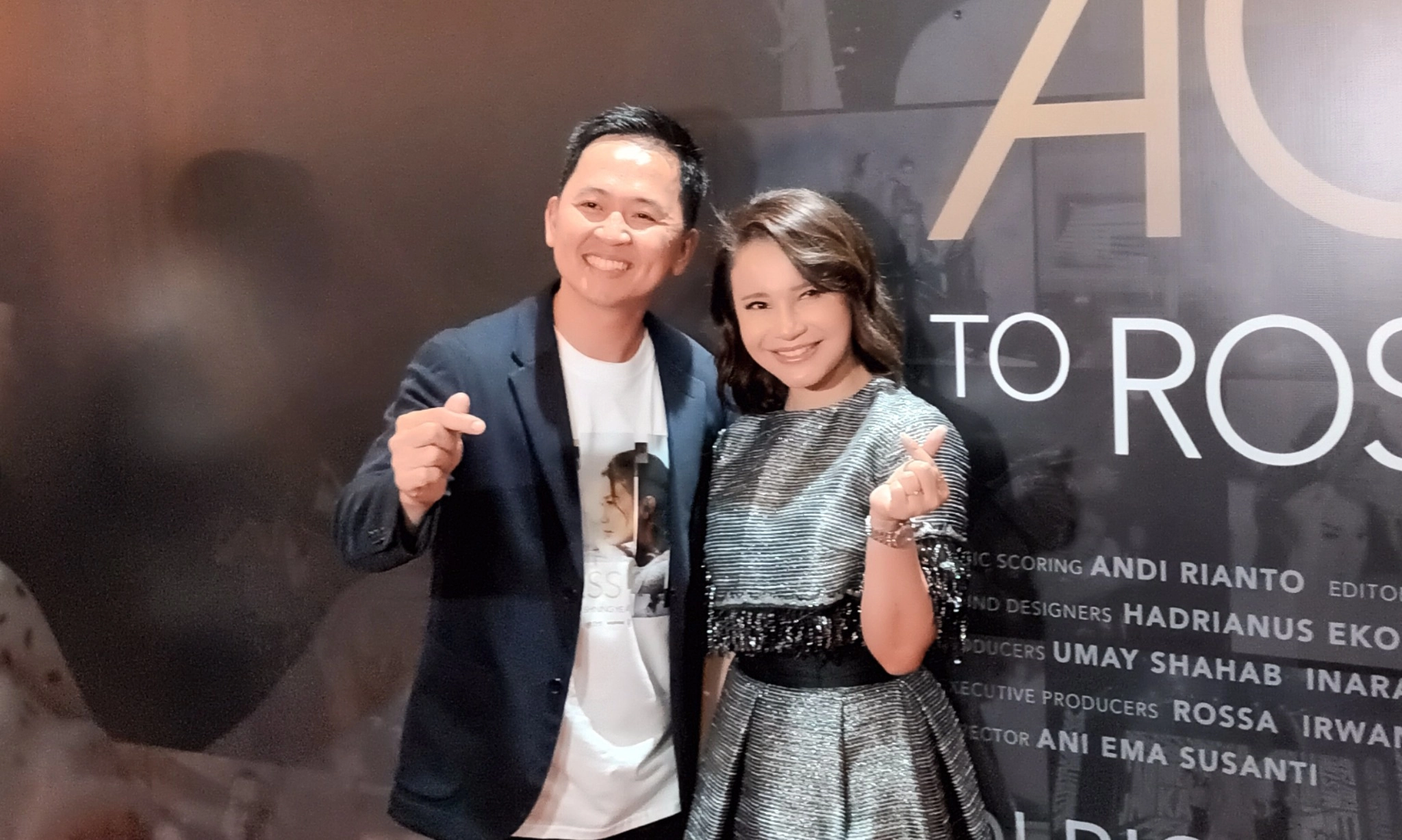 <p>Tawa Dan Lara Rossa Dalam Film &quot;All Access to Rossa 25 Shining Years&quot;</p>