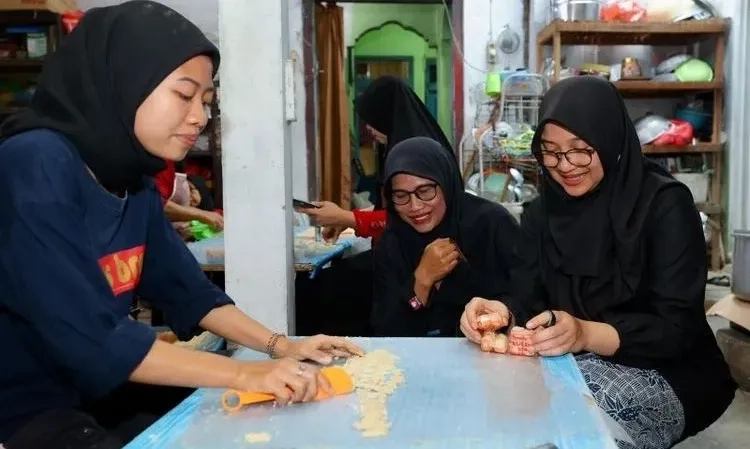 <p>Rumah Produksi Kue Di Banyuwangi Berdayakan Pasien ODGJ</p>