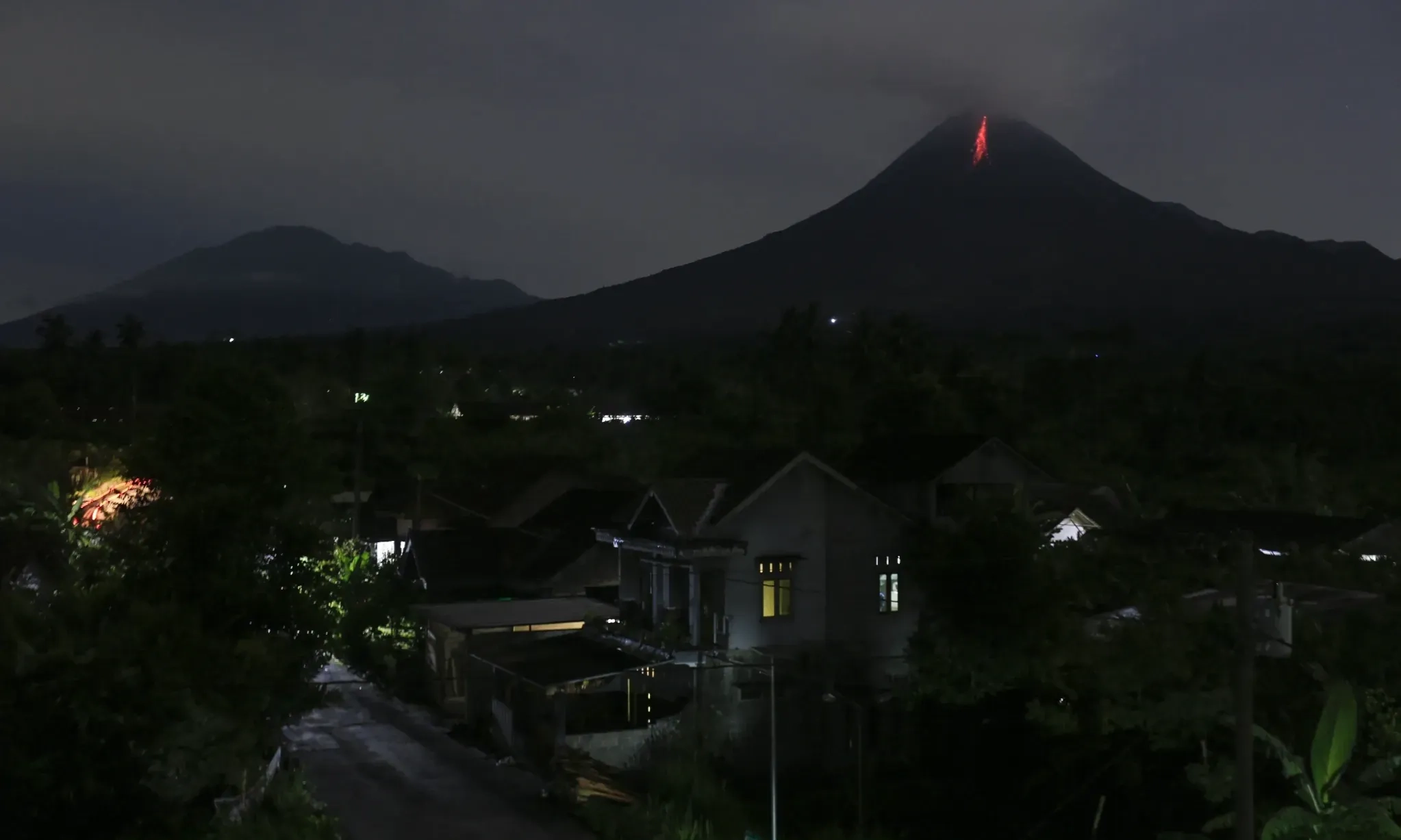 <p>Gunung Merapi Luncurkan 134 Guguran Lava Dalam Sepekan</p>