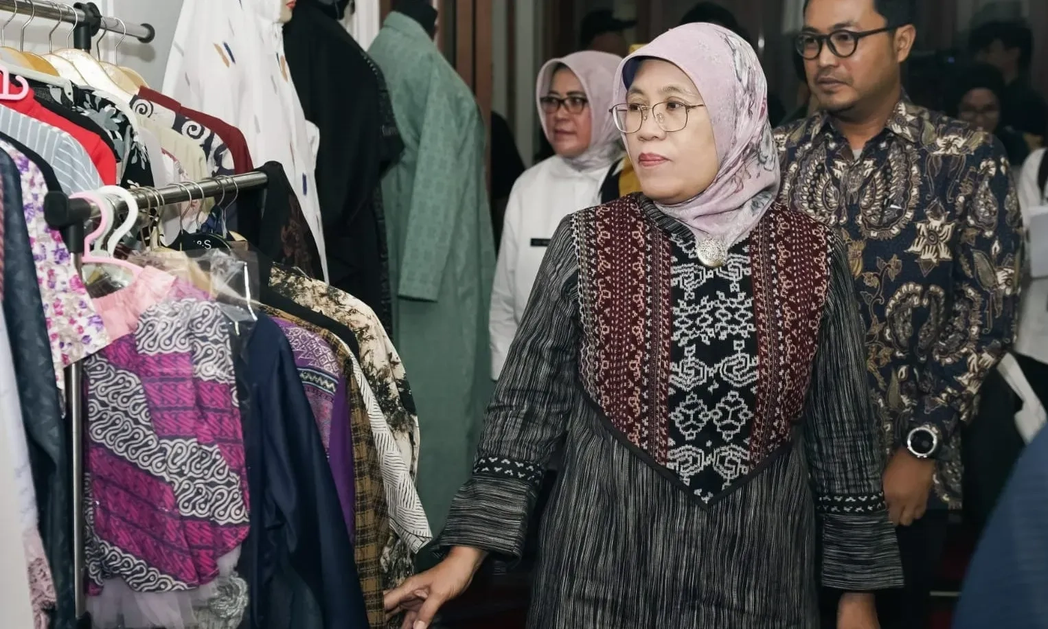 <p>IKM Batik Harus Adaptif, Kemenperin Dorong Penggunaan Pewarna Alam</p>