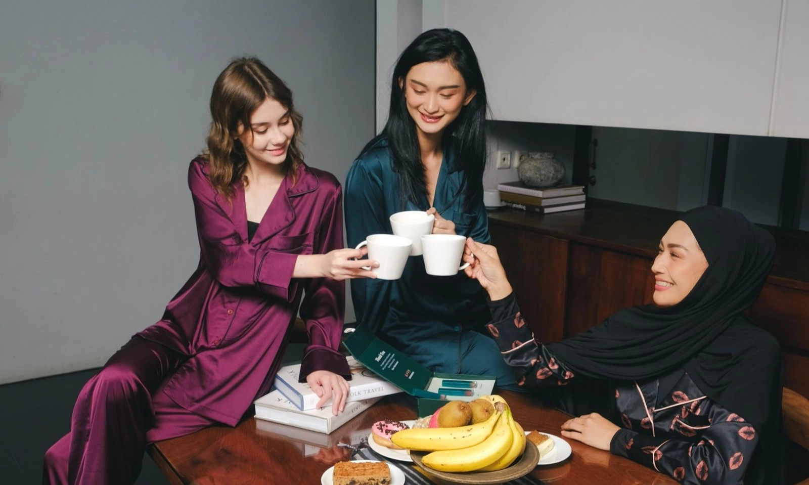 <p>Koleksi SROJA x TJ By Tata Janeeta Terinspirasi Dari <em>Makeup</em></p>