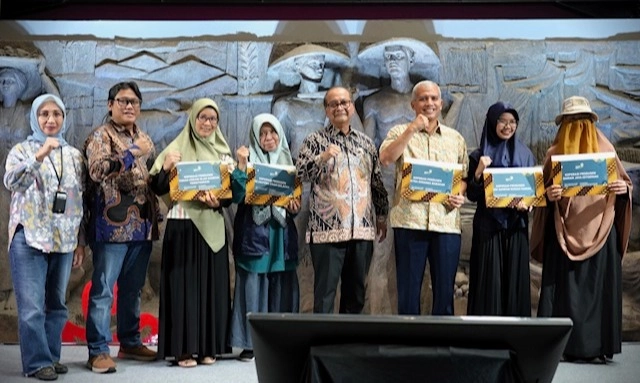 <p id="isPasted">Kemenkop UKM Serahkan Akta Badan Hukum ke 5 Koperasi Produsen Sampah</p>