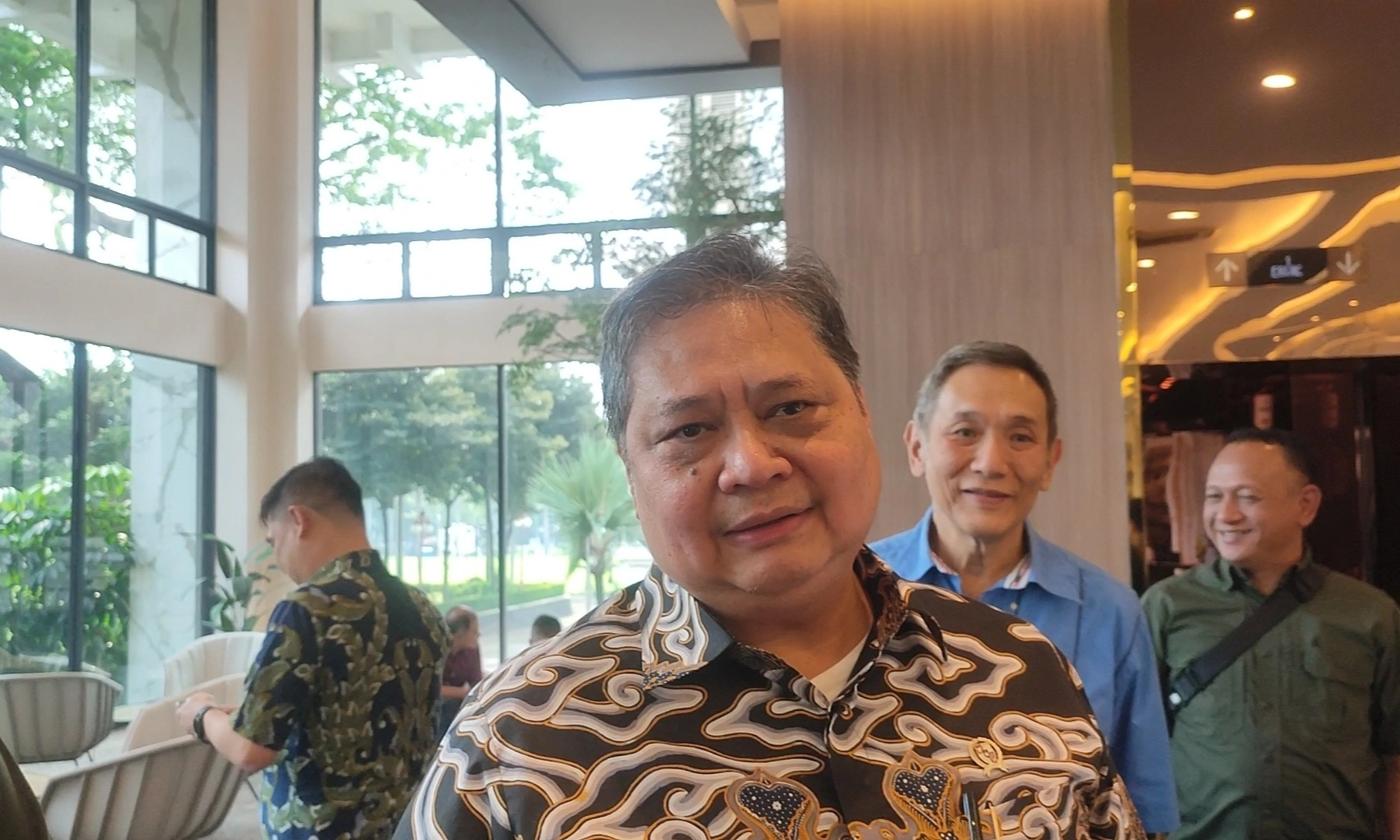 <p id="isPasted">Airlangga: Restrukturisasi Kredit KUR Tunggu Aturan OJK</p>