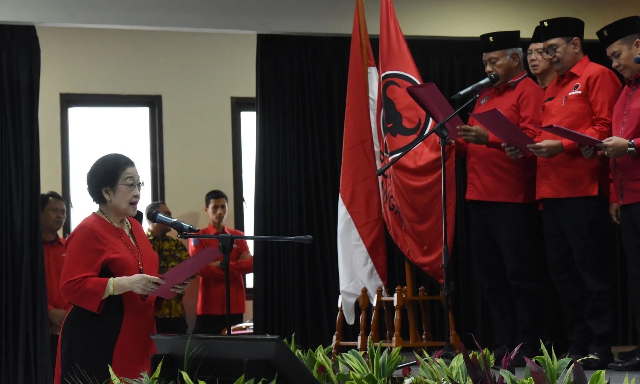 <p>PDIP dan Megawati Turut Berduka Wafatnya Hamzah Haz&nbsp;</p>