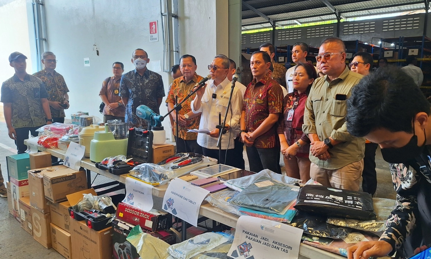 <p id="isPasted">Satgas Impor Ekspos Temuan Impor Ilegal Senilai Rp40 Miliar</p>