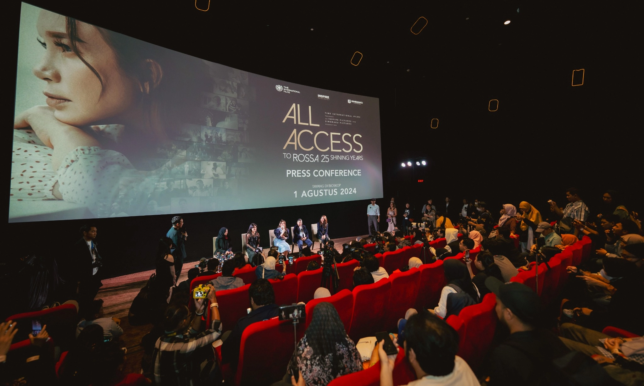 <p>Rossa Berbagi Perjuangan Lewat Film <em>All Access to Rossa 25 Shining Years</em></p>
