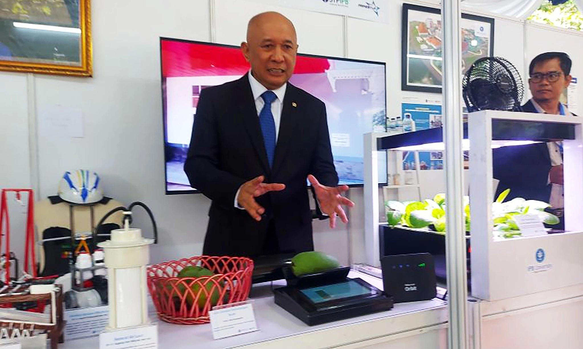 <p id="isPasted">MenKopUKM Minta UKM Berkonsolidasi Melalui <em>Supply Chain</em></p>