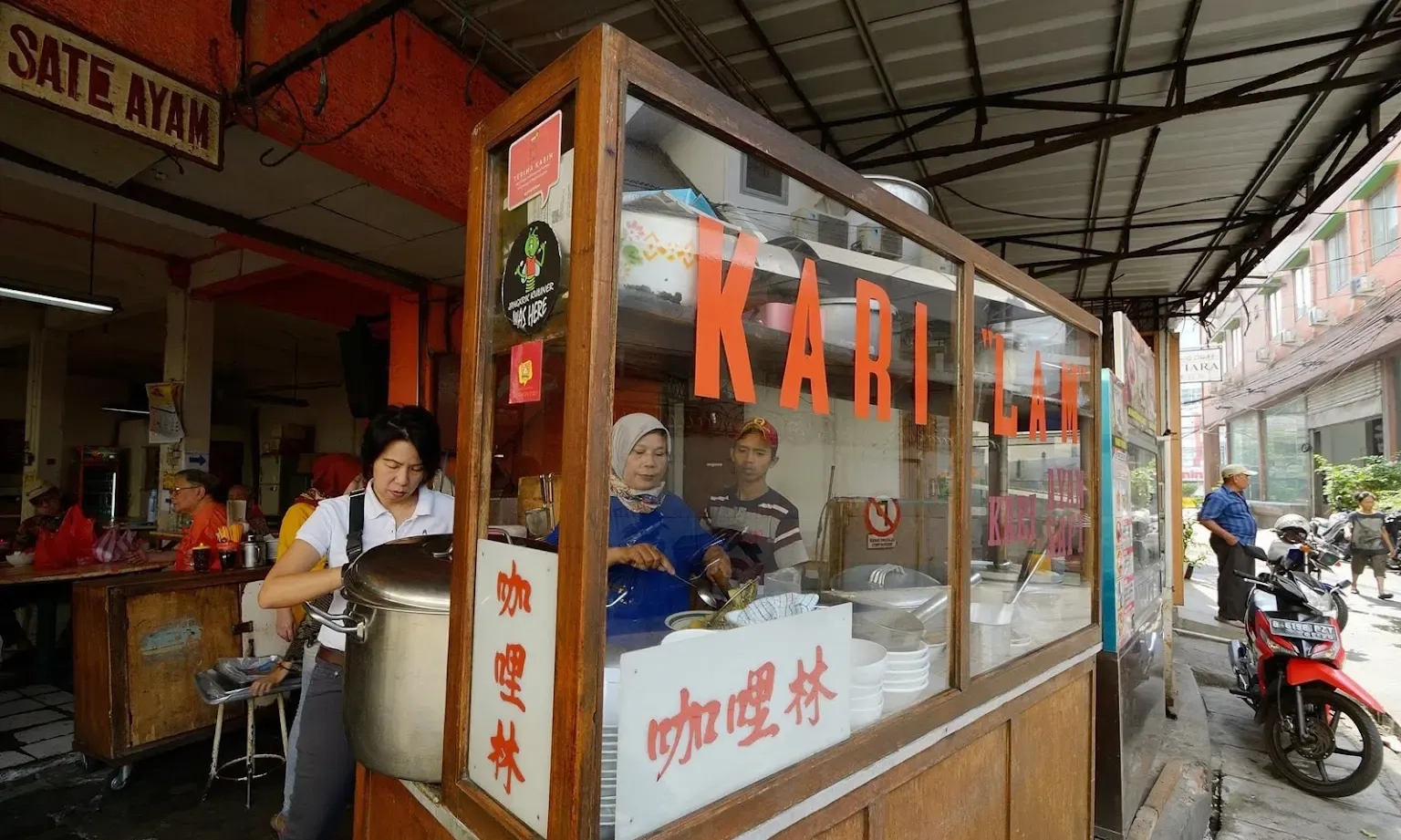 <p>Menikmati Kari Medan Legendaris Di Gang Gloria Glodok</p>